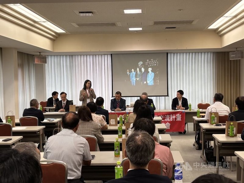 台中市新社區農會及農業部菇類專家組團，赴日本參訪森產業株式會社，26日上午舉行座談會。第一名店總經理王維君分享與森產業的淵源。中央社記者戴雅真群馬攝　115年6月26日