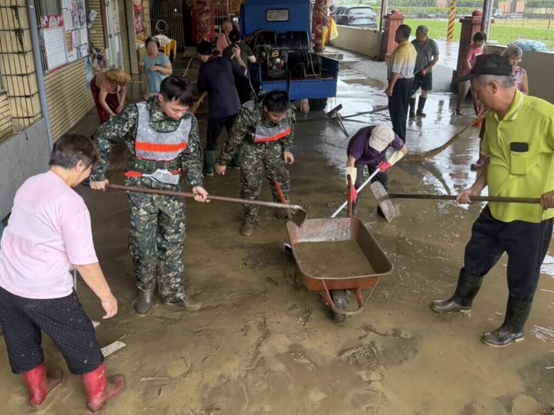 國軍第四作戰區26日派出官兵，與民眾協力清除活動中心淤泥，恢復家園環境。（第四作戰區提供）中央社記者吳書緯傳真 115年6月26日