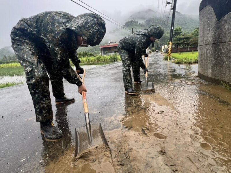 國軍第四作戰區官兵26日清除道路積淤，確保排水系統暢通，降低二次淹水風險。（第四作戰區提供）中央社記者吳書緯傳真 115年6月26日