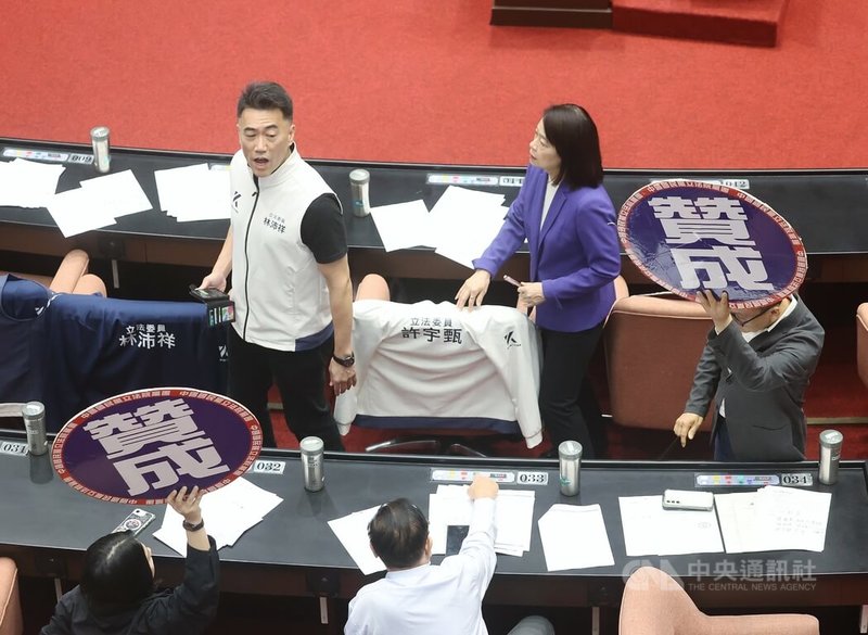 針對行政院所提國防自主無人載具採購特別條例草案，立法院會今天處理報告事項議程時，台灣民眾黨立法院黨團、國民黨立法院黨團提議暫緩列案；表決結果，藍白挾人數優勢勝出，因此國防自主無人載具採購特別條例草案暫緩列案，無法付委審查。中央社記者郭日曉攝 115年6月26日