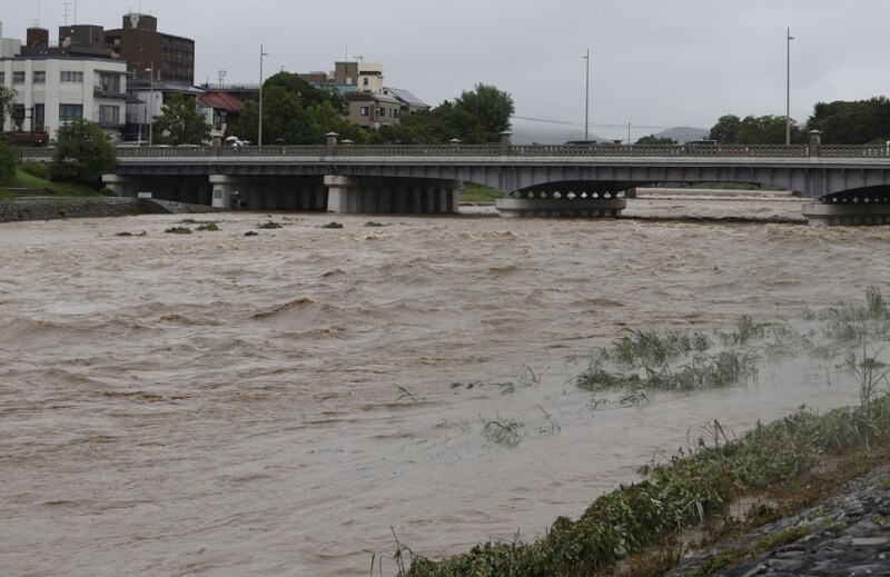日本京都降下暴雨，著名的鴨川26日河水暴漲。（共同社）
