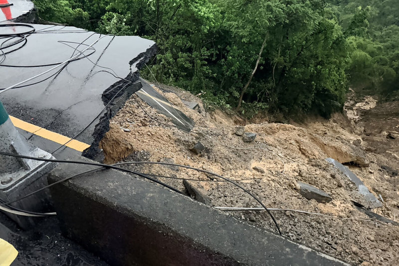全台大雨，台南市龍崎區182線道20.3公里處疑似因雨勢影響路基流失，造成路面崩塌，使得台電電桿滑落邊坡。（台電提供）中央社記者楊思瑞台南傳真 115年6月26日