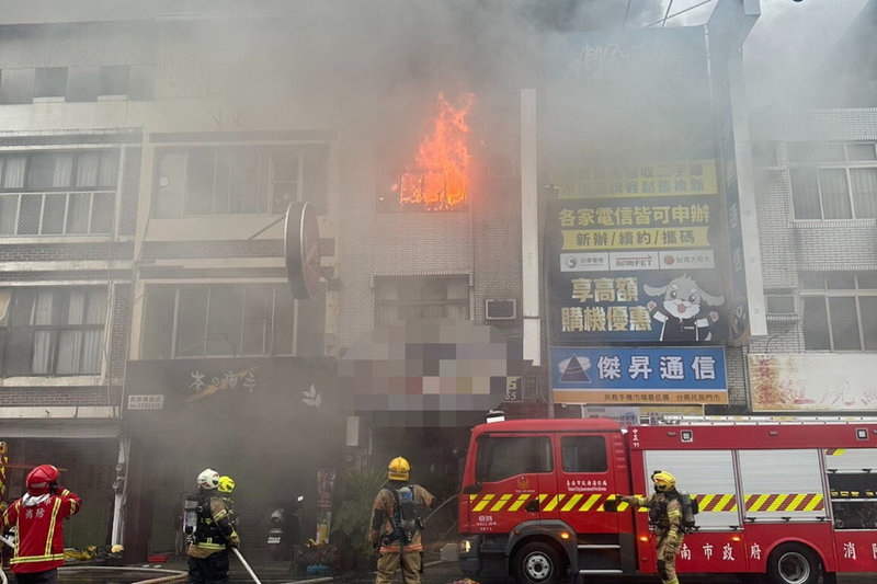 台南市中西區民族路二段1間透天式店面建物3樓處26日上午起火，消防局動員大批人車前往灌救。（讀者提供）中央社記者楊思瑞台南傳真　115年6月26日