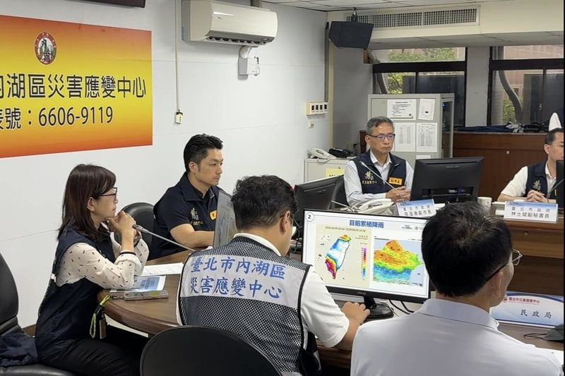 台北市內湖區因25日豪雨致災情逾百件，台北市長蔣萬安（左2）26日前往內湖區災害應變中心舉行因應此次強降雨事件的工作會報。（台北市政府提供）中央社記者陳昱婷傳真　115年6月26日
