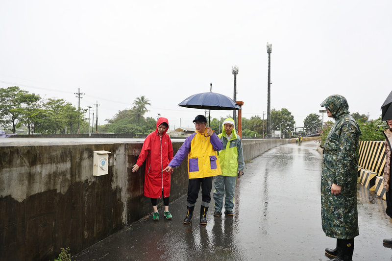 台南市長黃偉哲（左2）26日上午前往仁德滯洪池視察防汛作業，並現勘三爺溪水位上漲情況。（台南市政府提供）中央社記者楊思瑞傳真　115年6月26日
