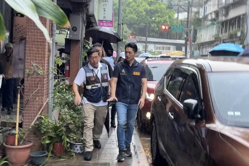 台北市25日豪雨導致內湖區多處積淹水，市長蔣萬安（右）26日上午前往視察復原狀況，承諾受災住戶補償方案一定會從寬、從優辦理。（台北市政府提供）中央社記者陳昱婷傳真　115年6月25日