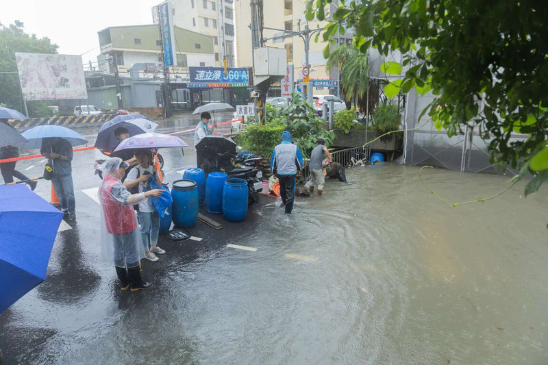 受降雨影響，多處路段積水，新竹市26日中午12時起停止上班上課，市府團隊前往各地勘災，啟動相關應變機制，同步調整公共運輸服務。（新竹市政府提供）中央社記者郭宣彣傳真　115年6月26日