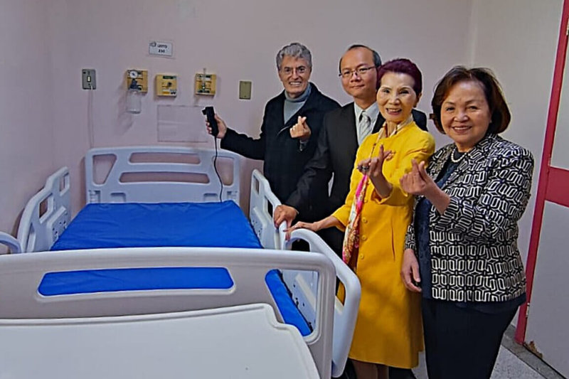 台灣僑社與巴西慈善組織攜手合作，捐贈醫療設備給聖保羅州瓜魯柳斯市JJM婦幼醫院，院長麥斯吉達（左）陪同貴賓參觀設施。（駐聖保羅辦事處提供）中央社記者唐雅陵聖保羅傳真　115年6月26日