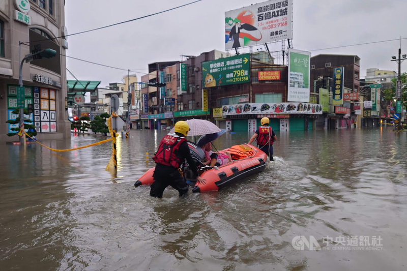 台南地區26日凌晨出現明顯雨勢，仁德區接近國道1號仁德交流道附近積淹水嚴重，消防局出動橡皮艇協助行動不便長者撤離。中央社記者楊思瑞攝　115年6月26日