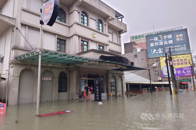 台南市仁德區部分地區26日清晨出現積淹水，歸仁警分局仁德分駐所前成一片汪洋。中央社記者楊思瑞攝　115年6月26日