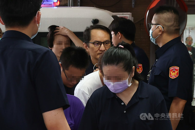 新北檢偵辦愛爾麗診所偷拍案，起訴總裁常如山（中）等7人，此案26日移審新北地院，常如山在法警戒護下準備步入法院。中央社記者王騰毅攝  115年6月26日