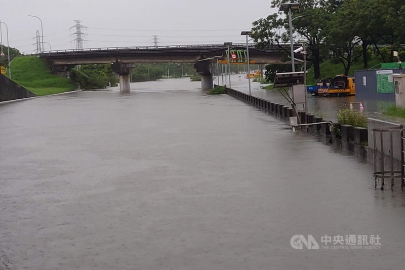 受強降雨影響，26日台南三爺溪水位快速上升，接近堤頂高度，且高於部分地勢較低窪地區的路面。中央社記者楊思瑞攝　115年6月26日