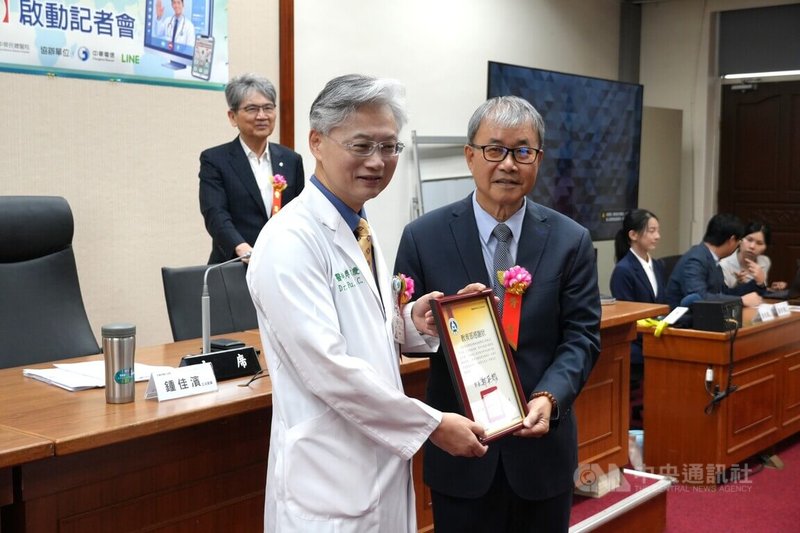 台灣遠距醫療服務聯盟、世界台灣商會聯合總會26日在立法院舉行記者會，宣布「看醫生」支援青年百億海外圓夢基金計畫。教育部長鄭英耀（前右）頒發感謝狀給遠距醫療平台重要推手、台中榮民總醫院院長傅雲慶（前左）。中央社記者陳至中攝　115年6月26日