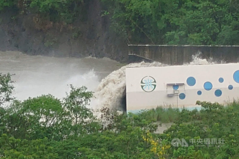 南部山區近日雨量相當豐沛，台南南化水庫25日晚間已達滿水位，開始自然溢流，管理單位26日並加開防淤隧道，放水兼排砂。中央社記者楊思瑞攝　115年6月26日