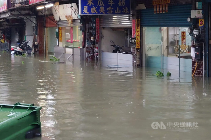 受雨勢影響，台南部分地區積淹水，市府啟動淹水救助措施，住家淹水50公分可申請，符合者每戶發給新台幣1萬5000元。圖為仁德區26日上午積淹水情形。中央社記者楊思瑞攝　115年6月26日