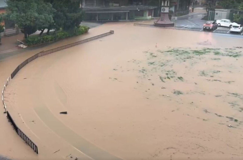 受大雨影響，各地傳出淹水情形，新竹縣政府26日上午宣布，新埔鎮新埔國中因校園積水嚴重，全天停課。圖為新埔國中淹水情形。（新竹縣政府提供）中央社記者郭宣彣傳真　115年6月26日