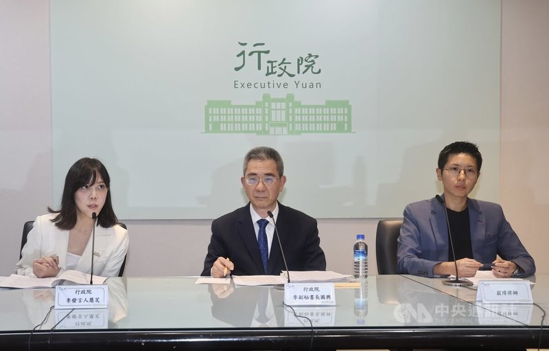 行政院發言人李慧芝（左起）、副秘書長李國興及律師翁瑋26日傍晚在行政院召開記者會，說明經貿辦職場霸凌案件外部委員調查結果。中央社記者張皓安攝　115年6月26日