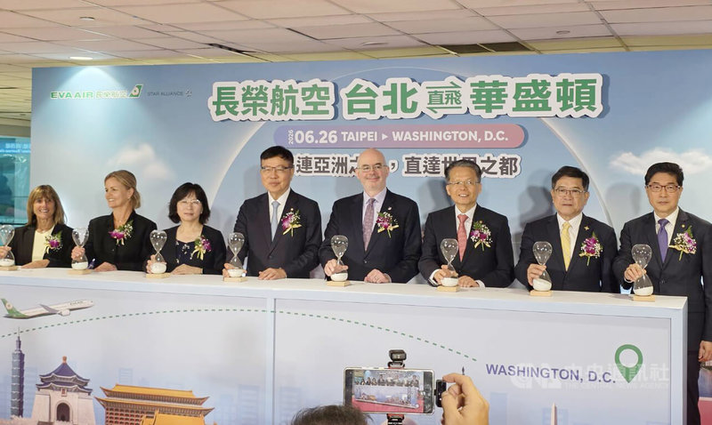 長榮航開闢美國首府華盛頓新航點，董事長林寶水（左4）、美國在台協會（AIT）處長谷立言（右四）、民航局長何淑萍（左3）、桃園機場公司董事長楊偉甫（右2），以及華盛頓機場管理局執行副總兼首席營收長韋斯特倫德（Chryssa Westerlund）（左2）及華盛頓特區旅遊局資深副總經理貝普利（Theresa Belpulsi，左1）等共同主持首航儀式。中央社記者江明晏攝　115年6月26日