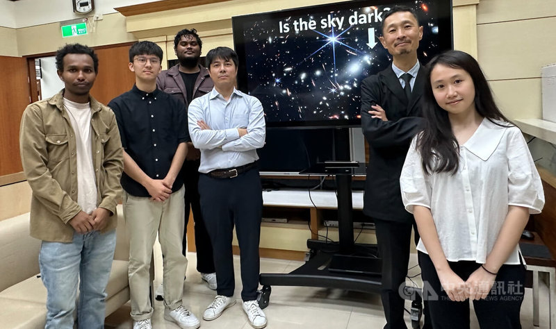 中興、清華大學團隊參與開發的立方衛星太空望遠鏡VERTECS日前搭乘日本H3運載火箭6號機發射升空，其中數據接收系統是台灣團隊開發，寫下台灣參與太空任務里程碑。圖為興大物理系副教授橋本哲也（左4）與清大天文所教授後藤友嗣（右2）團隊合影。中央社記者趙麗妍攝　115年6月26日