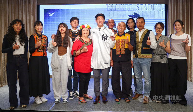 台灣18歲投手賴謙凡（前左5）加盟美國職棒紐約洋基隊26日在台北出席加盟記者會，家人到場見證，送上祝福並合影留念。中央社記者張新偉攝　115年6月26日