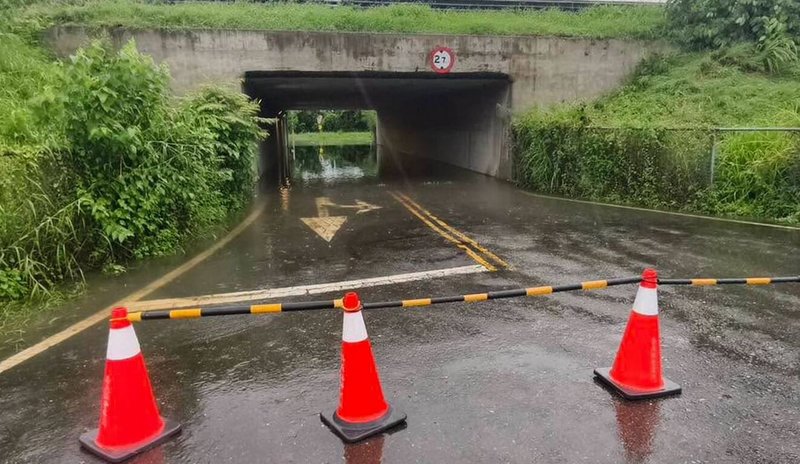 嘉義縣台82線下近鹿草垃圾焚化廠涵洞，因大雨積水封閉，26日擺放交通錐管制通行。（鹿草鄉公所提供）中央社記者蔡智明傳真　115年6月26日