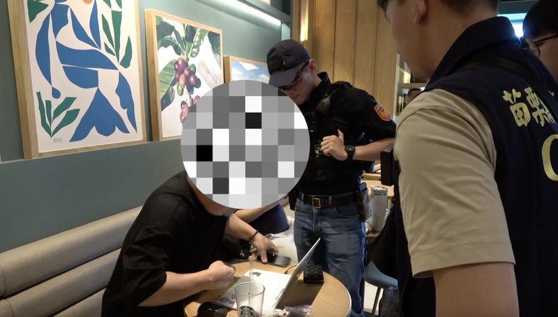 52歲金姓韓籍男子（左1）涉以投資藝品為名，在台、韓兩地詐騙吸金，潛逃台灣藏匿，平日多出入台北市知名咖啡廳，且營造國際知名美術鑑賞家形象取信大眾，檢警日前發動搜索將其拘提到案。（警方提供）中央社記者管瑞平傳真　115年6月26日