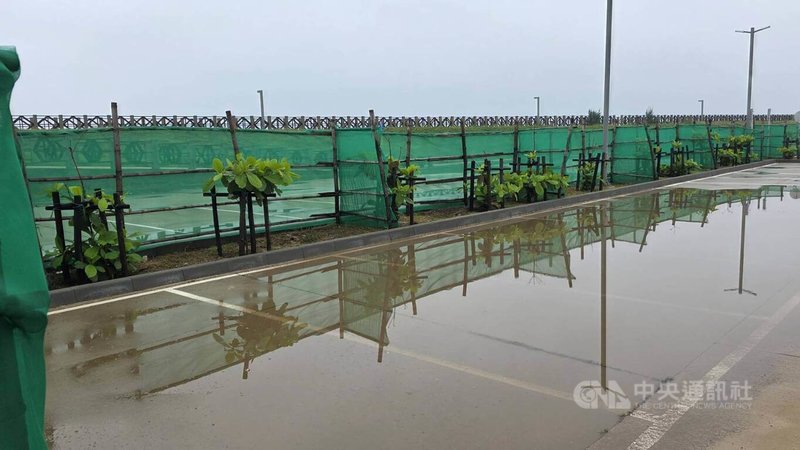 受颱風米克拉外圍環流等影響，澎湖26日凌晨閃電豪大雨齊發，部份低窪地區宣洩不及造成積淹水。中央社  115年6月26日