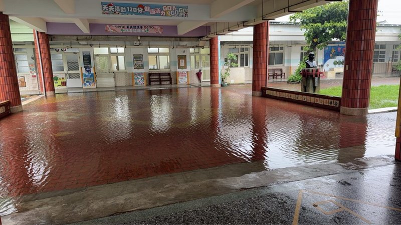 受颱風外圍環流及西南風增強影響，嘉義縣發生局部大雨，26日上午義竹鄉南興國小淹水，下午停班課。（嘉義縣政府提供）中央社記者蔡智明傳真　115年6月26日