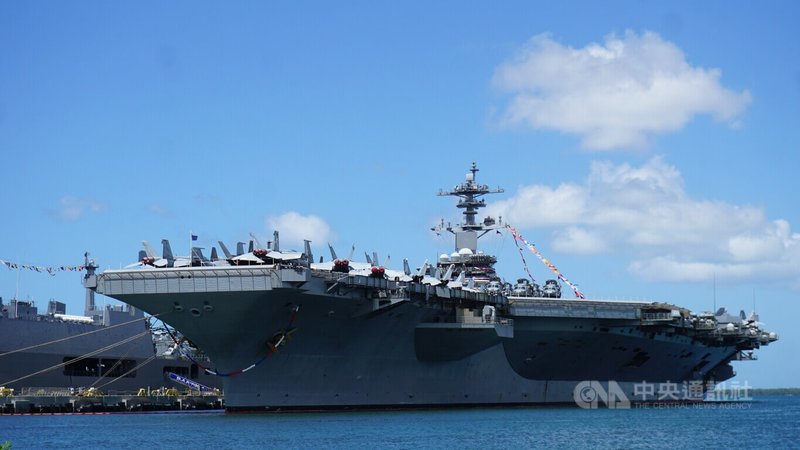 美國海軍羅斯福號航空母艦停靠珍珠港，參與2026年第30屆環太平洋軍演。這艘巨型艦艇不僅是海上的移動機場，更是演訓時的指揮中樞。中央社記者林宏翰夏威夷珍珠港攝 115年6月26日