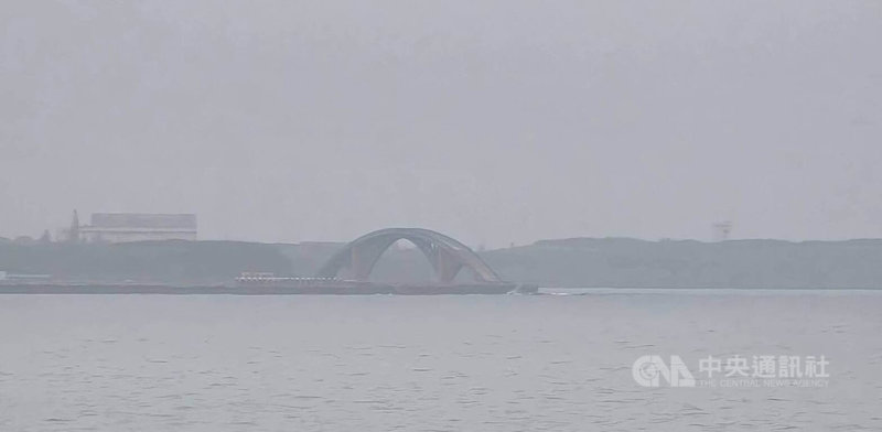 受颱風米克拉外圍環流等影響，澎湖26日凌晨閃電豪大雨齊發，讓不少民眾從睡夢中驚醒，由於水氣重，清晨馬公仍處在一片迷濛的景象。中央社  115年6月26日