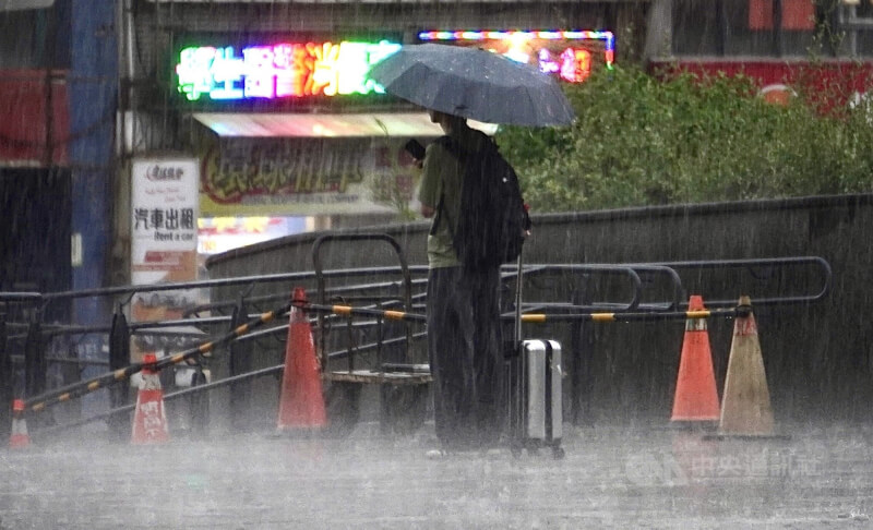 高雄市區25日午後降雨，雨勢滂沱。（中央社檔案照片）