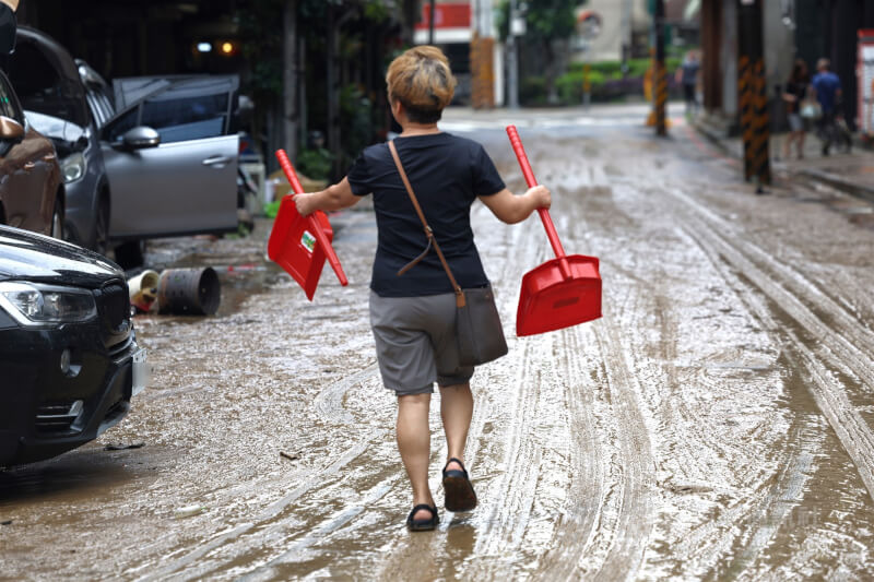 圖為25日內湖區內湖路3段低窪地區積水退去後，民眾購買掃除器具著手整理家園。中央社記者王飛華攝　115年6月25日