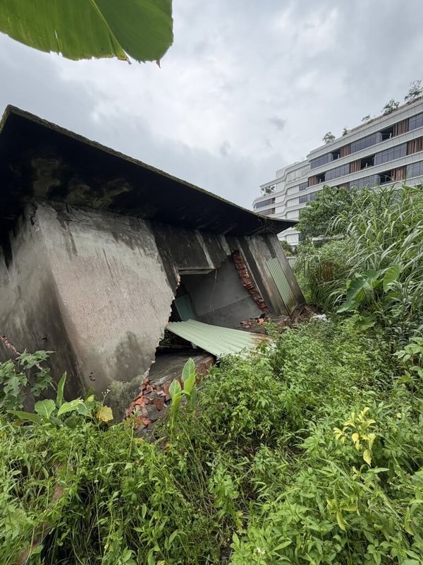 新北市汐止區25日強降雨，導致三民街一處邊坡上的閒置磚造倉庫被沖刷滑落，造成下方民宅等建物受損，所幸未釀成人員傷亡。（汐止區公所提供）中央社記者曹亞沿傳真　115年6月26日