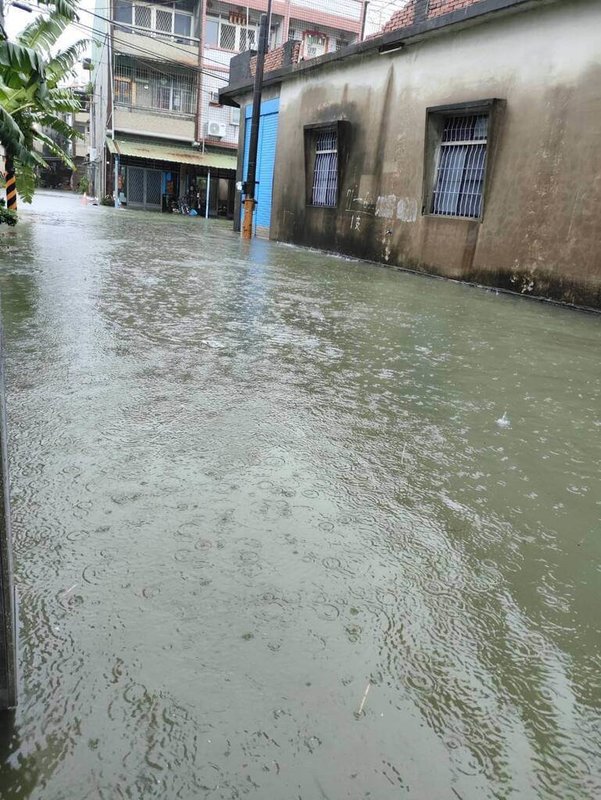受到颱風米克拉北移及西南風增強影響，屏東25日起連2天強降雨致排水不及，漫入新園鄉港西村民宅。（民眾提供）中央社記者黃郁菁傳真　115年6月26日