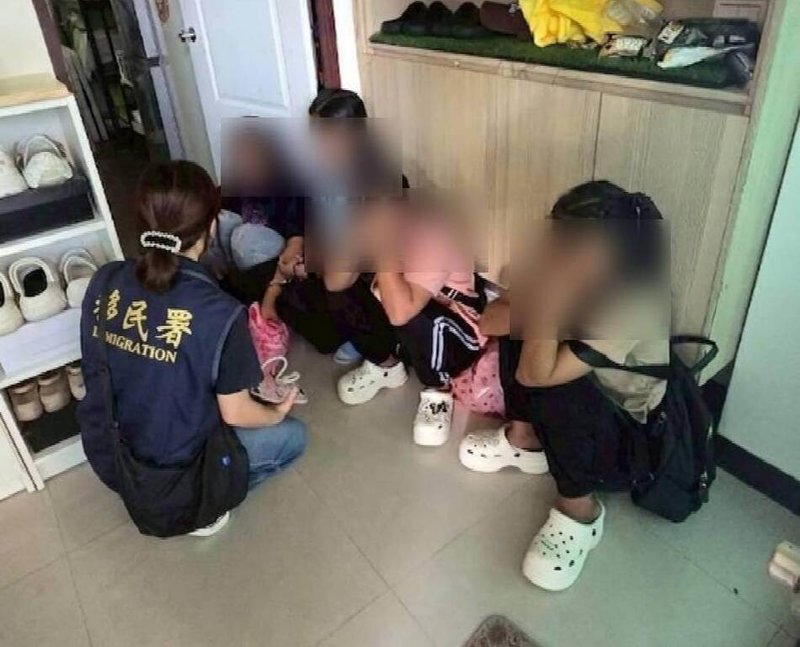 移民署中區事務大隊台中市專勤隊接獲檢舉，指台中陳姓夫妻涉嫌成立「職人家政」公司非法仲介失聯移工，進行居家清潔服務，在高級住宅區打響名號，案經移民署等單位偵辦查獲失聯移工，並將陳男等人送辦。（台中市專勤隊提供）中央社記者蘇木春傳真　115年6月26日