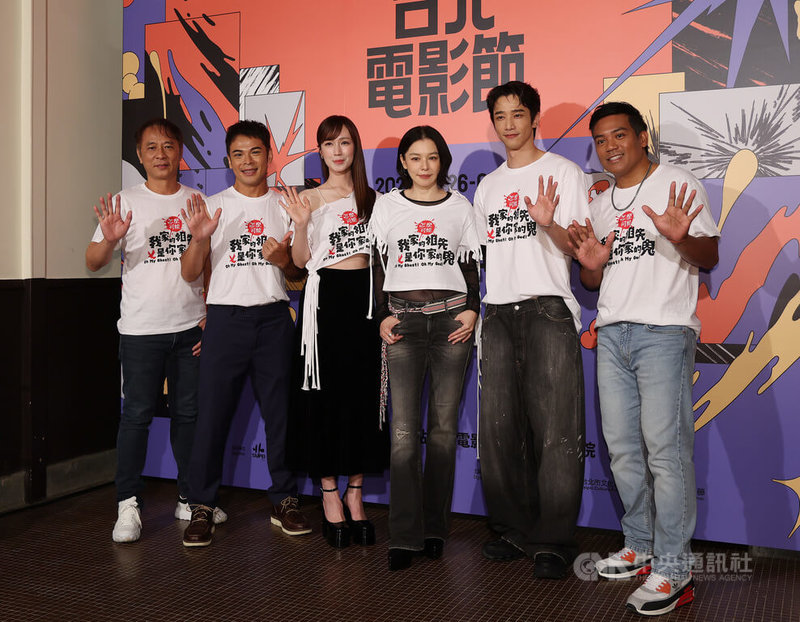 2026台北電影節26日開跑，開幕片「怎麼可能我家的祖先是你家的鬼」晚間在中山堂舉行記者會，監製梁宏志（左起）、導演蘇達與演員黃瀞怡（小薰）、徐若瑄、劉以豪與撒基努出席宣傳。中央社記者張新偉攝　115年6月26日