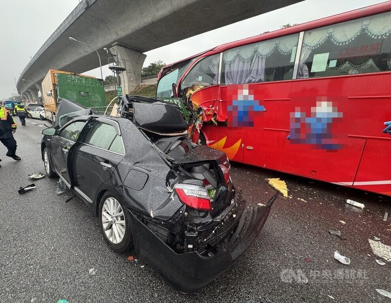 桃園市龜山區國道1號北向42.8公里林口B出口處，26日上午發生9車連環車禍，事故現場車輛嚴重損毀。（翻攝照片）中央社記者葉臻傳真　115年6月26日