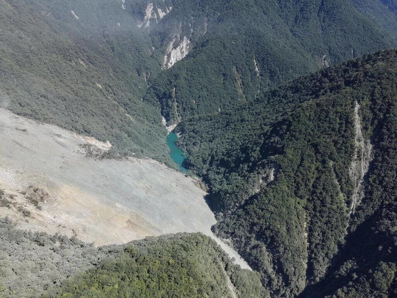 林業保育署花蓮分署27日上午7時35分發布萬里溪堰塞湖黃色警戒，依據中央氣象署凌晨5時雨量預報達54毫米，達黃色警戒警戒值，最快48小時內溢流，保全戶須撤離。（林保署花蓮分署提供）中央社記者張祈花蓮傳真 115年6月27日