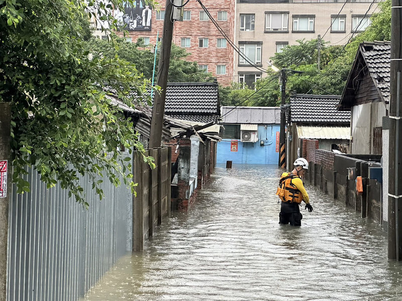 受鋒面及西南風影響，彰化縣持續降豪雨，員林市信義巷27日清晨水淹大腿高度，消防人員協助當地民眾撤離。（民眾提供）中央社記者鄭維真傳真 115年6月27日