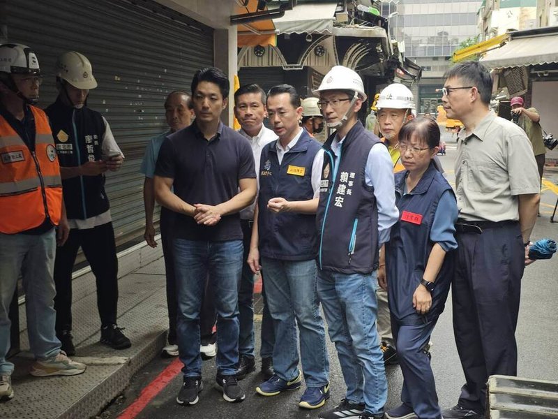 台北市五分埔商圈一處巷弄27日上午出現路面塌陷，台北市長蔣萬安（前右5）前往現場視察後表示，雖沒有立即安全危險，仍預防性撤離周邊8戶居民。（台北市政府提供）中央社記者陳昱婷傳真 115年6月27日
