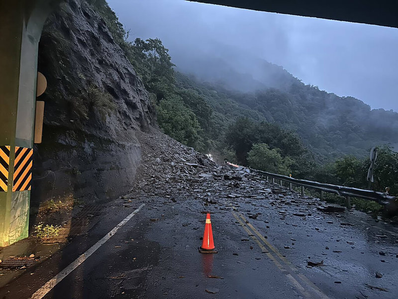 南投縣仁愛鄉台14線雲龍橋邊坡26日坍滑，道路雙向阻斷。交通部公路局中區養護工程分局調派機具搶修，27日上午搶通，考量入夜後降雨持續等因素，下午5時到28日上午6時預警性封閉。（中區養護工程分局提供）中央社記者鄭維真傳真　115年6月27日
