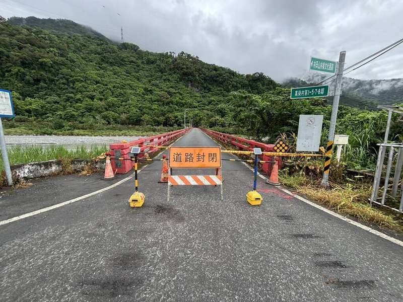 花蓮萬里溪堰塞湖紅色警戒27日中午發布，可能24小時內溢流，西寶大橋預警性封閉。（花蓮縣府提供）中央社記者張祈傳真　115年6月27日