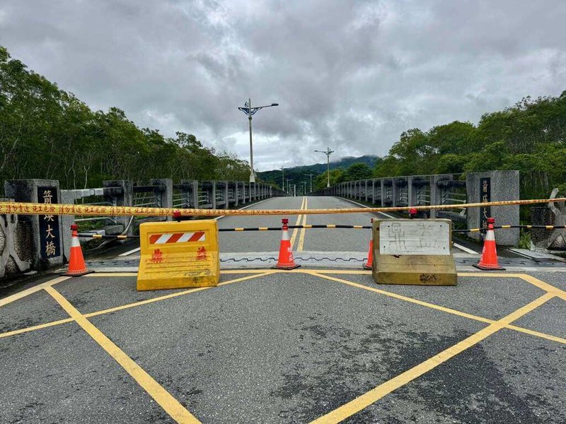 花蓮萬里溪堰塞湖水位庫容量達70%，依預測雨量推估，農業部林業及自然保育署花蓮分署27日中午12時發布紅色警戒，可能於24小時內溢流，鳳林鎮箭瑛大橋封閉，民眾需改道通行。（花蓮縣府提供）中央社記者張祈傳真　115年6月27日