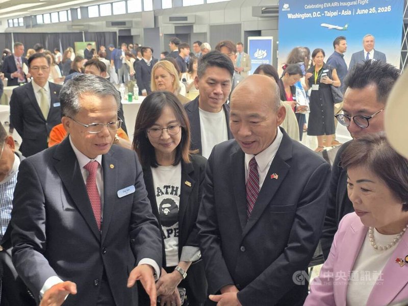 立法院長韓國瑜率領7位跨黨派立委結束訪美行程，搭乘長榮航空華盛頓直飛桃園的首航班機返台，現場由長榮總經理孫嘉明（左）介紹相關產品。中央社記者江明晏攝　115年6月27日