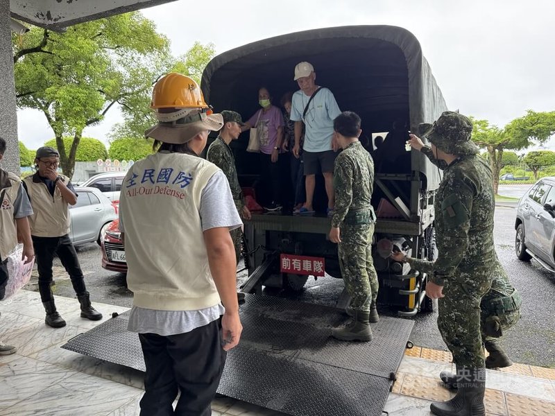 花蓮萬里溪堰塞湖水位庫容量達70%，依預測雨量推估，林業保育署花蓮分署27日中午12時發布紅色警戒，可能於24小時內溢流，鳳林鎮公所啟動撤離作業。中央社記者張祈攝 115年6月27日