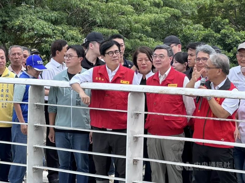 行政院長卓榮泰（前右2）27日赴南部勘災，由高雄市長陳其邁（前右3）等人陪同至典寶溪白米滯洪池了解治水設施運轉情況。中央社記者林巧璉攝　115年6月27日