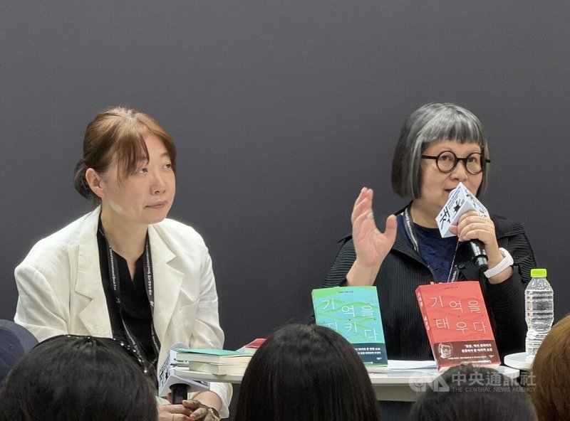 來自香港、現居於台灣的作家陳慧（右），27日在首爾書展與韓國作家趙海珍（左）對談，與韓國讀者分享創作心情，也談到2014年雨傘運動對自己的意義，陳慧直言，雨傘運動是生命裡不能拿走的東西。中央社記者楊啟芳首爾攝 115年6月27日