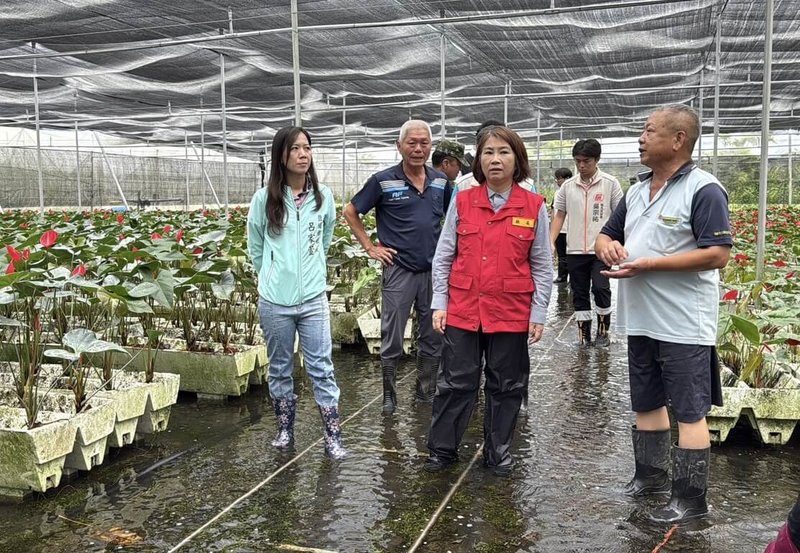 屏東縣長周春米（前中）27日前往屏北地區勘災，因連日豪雨，鹽埔鄉的火鶴園區持續積水，後續可能發生延遲性災害。（屏東縣政府提供）中央社記者李卉婷傳真　115年6月27日