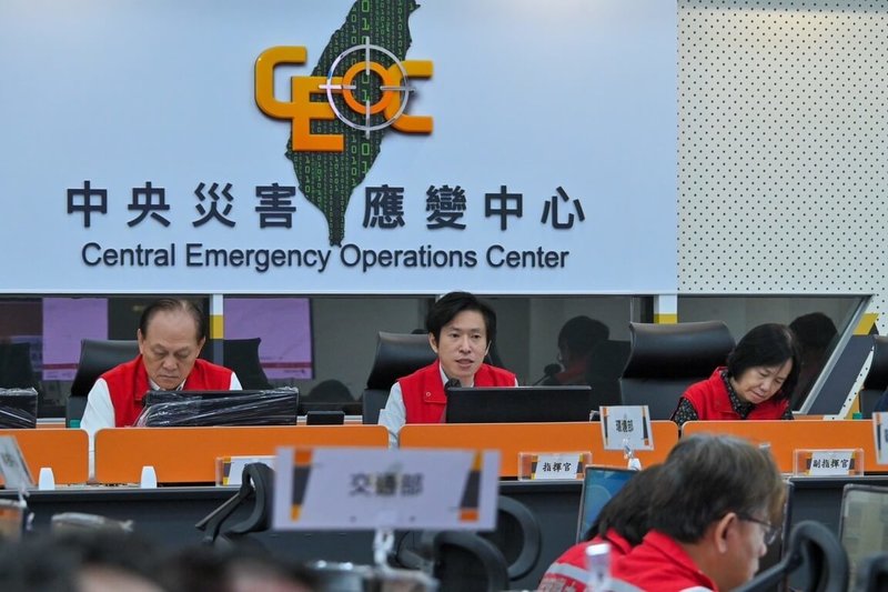 花蓮萬里溪堰塞湖27日中午發布紅色警戒，中央災害應變中心也同步開設，由行政院政務委員季連成（左）擔任指揮官，行政院秘書長張惇涵（中）則視導應變中心首次工作會報。（行政院提供）中央社記者賴于榛傳真　115年6月27日