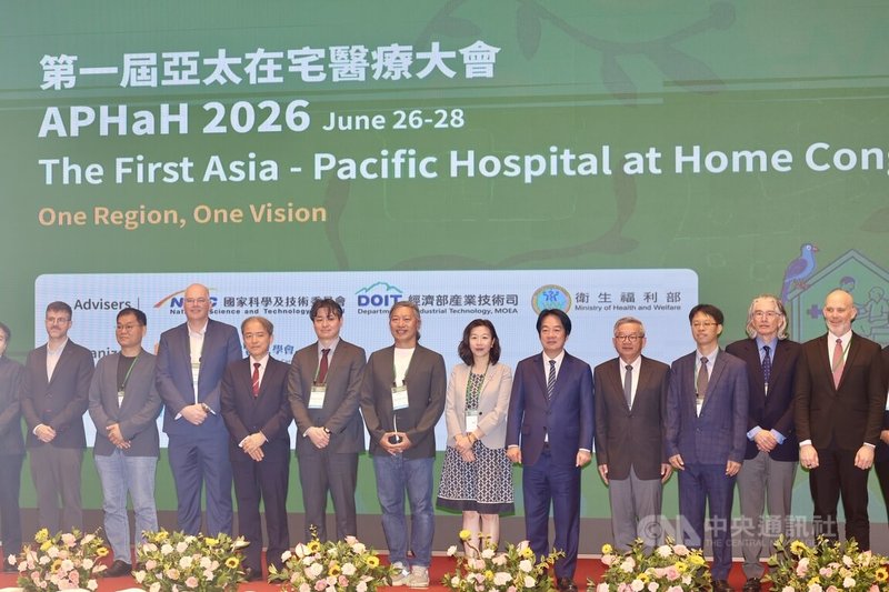 總統賴清德（右5）27日在台北出席「2026第1屆亞太在宅醫療大會開幕式」，與出席代表一同合影。中央社記者王飛華攝  115年6月27日